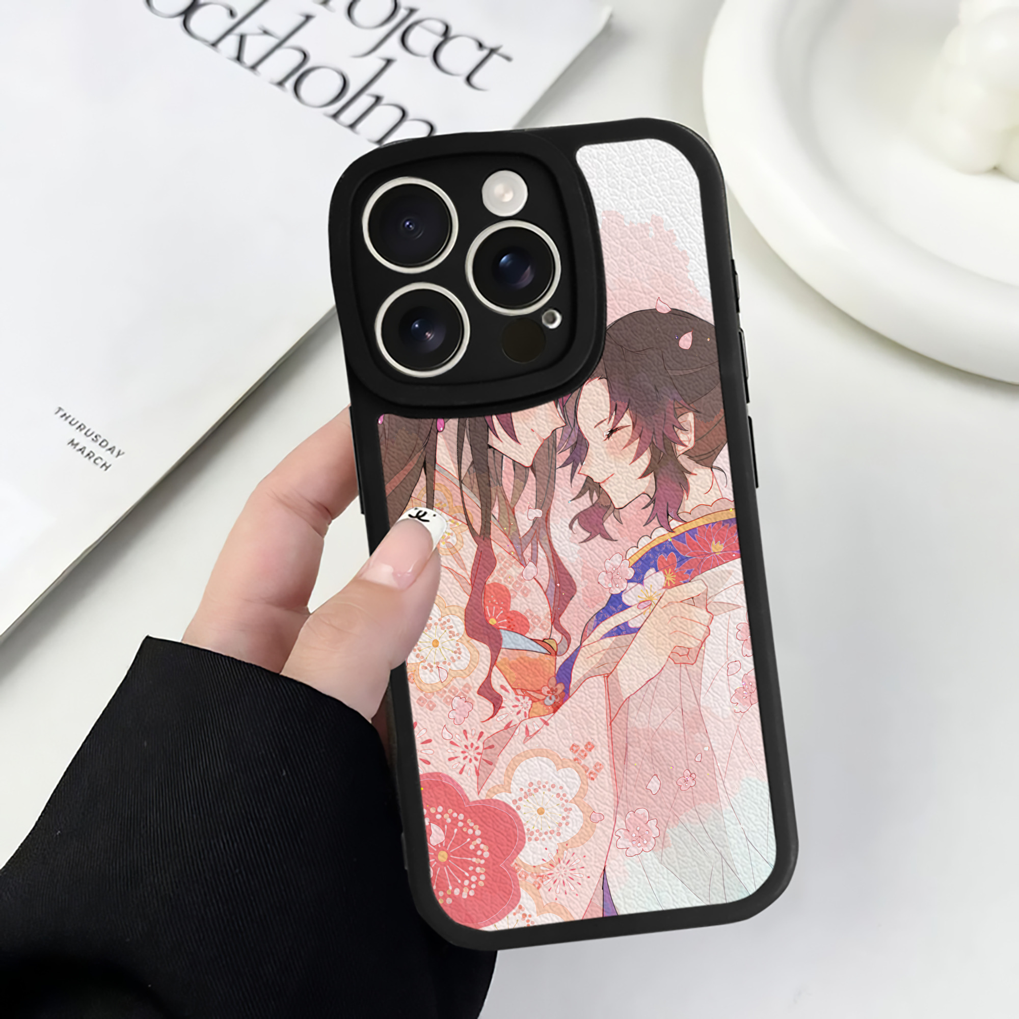 （画像用） 鬼滅の刃（きめつのやいば）蟲柱-胡蝶 しのぶ／こちょう しのぶ Kochou Shinobu 【iPhone 16シリーズ対応】シリコンスマホケース（レザー調） 材質：シリコン